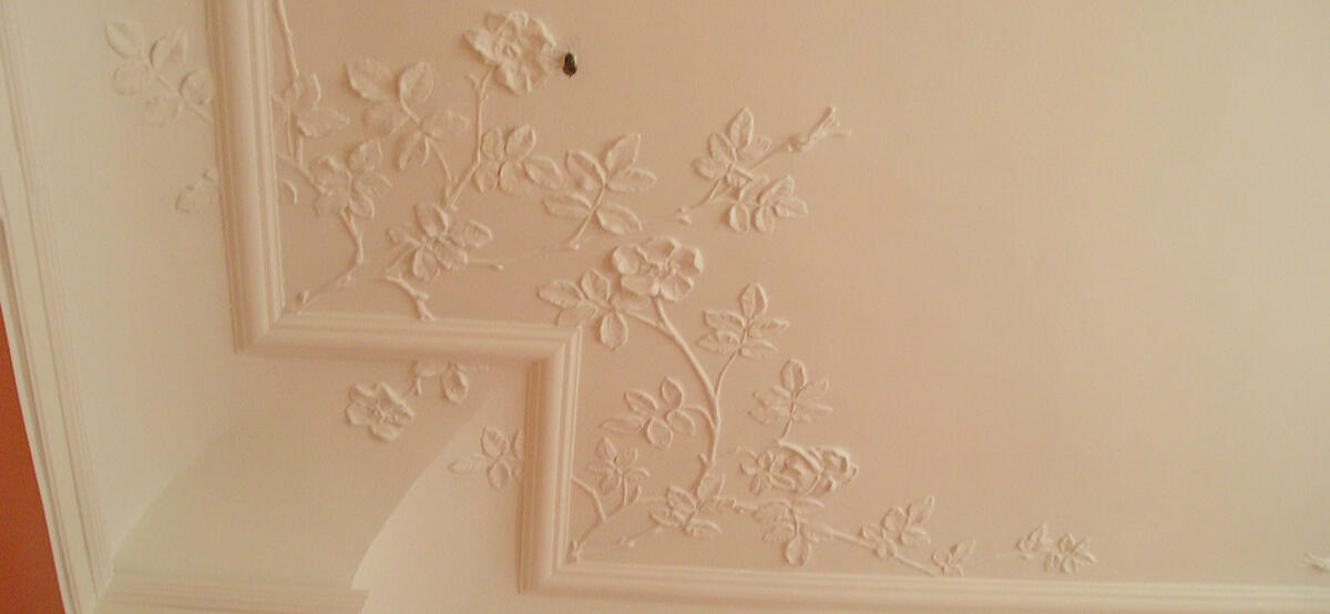 Restauration of antic ceiling decoration